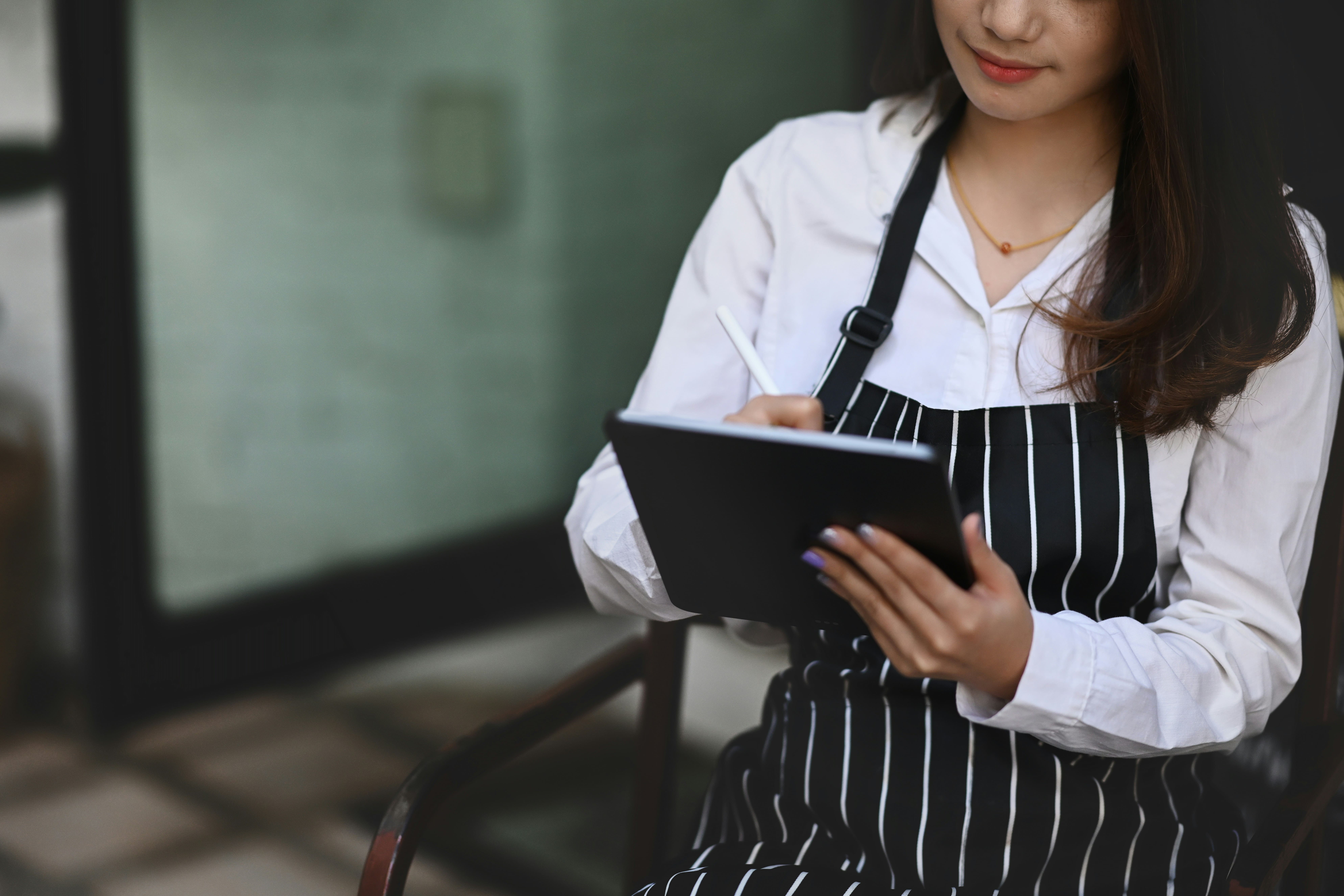 Manager configuring Smart Dining on a tablet
